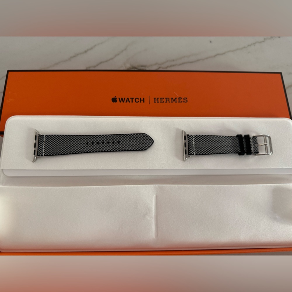 Apple Watch Hermès - 42mm Noir/Écru Toile H Single Tour NEW